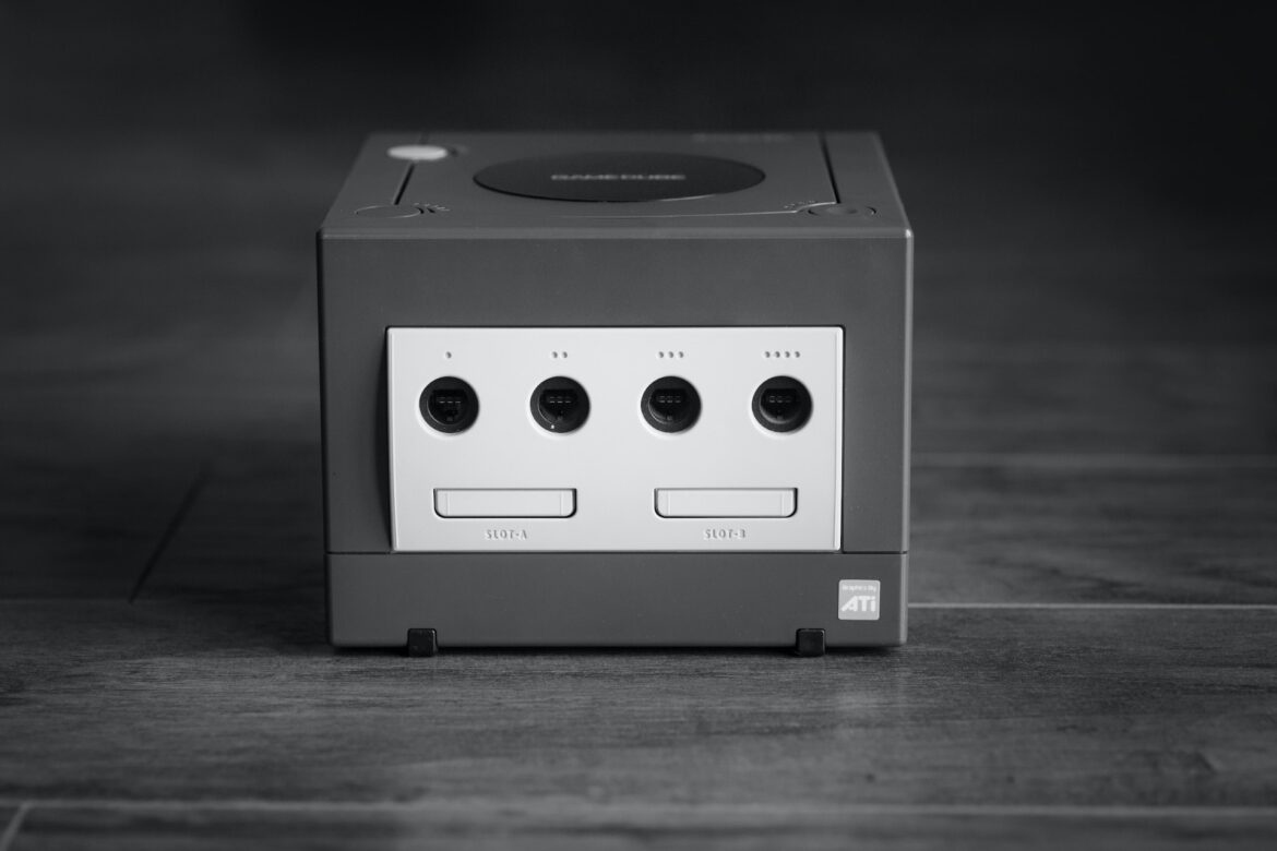 Tudo sobre o Nintendo GameCube — O Nintendo GameCube foi um dos consoles mais queridos da sua época, com jogos icônicos e um design inovador. Confira tudo sobre ele!