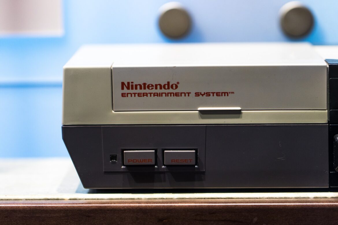 O sucesso do Nintendo Entertainment System (NES) — O Nintendo Entertainment System, lançado nos anos 80, mudou a história dos videogames com seus jogos clássicos e inovações tecnológicas. Conheça a história do console que conquistou gerações.