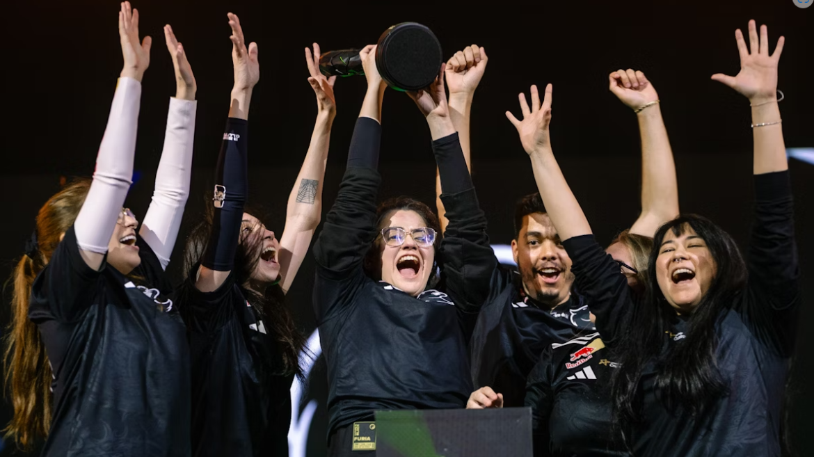 FURIA conquista título mundial feminino de CS2 — FURIA faz história ao vencer o mundial feminino de CS2, marcando a primeira conquista brasileira no cenário competitivo.