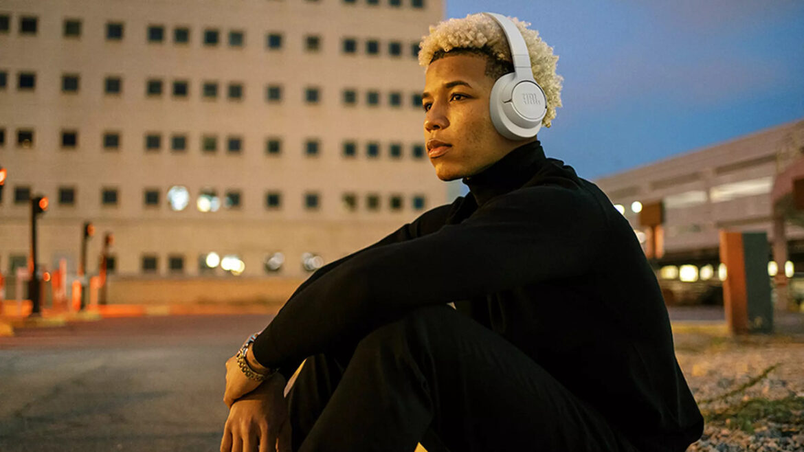 Fone de ouvido sem fio perfeito para atividades físicas — Fone de ouvido JBL Tune 520BT oferece som puro, conexão sem fio e até 57h de bateria. Ideal para esportes e lazer.