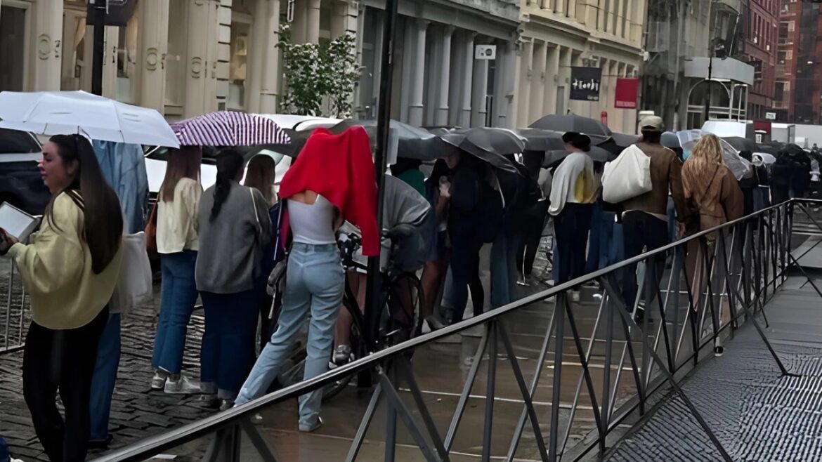 Homem transforma espera em filas em negócio lucrativo nos EUA — Homem cria negócio ao cobrar R$ 200 por hora para esperar em filas, inovando no mercado dos Estados Unidos.