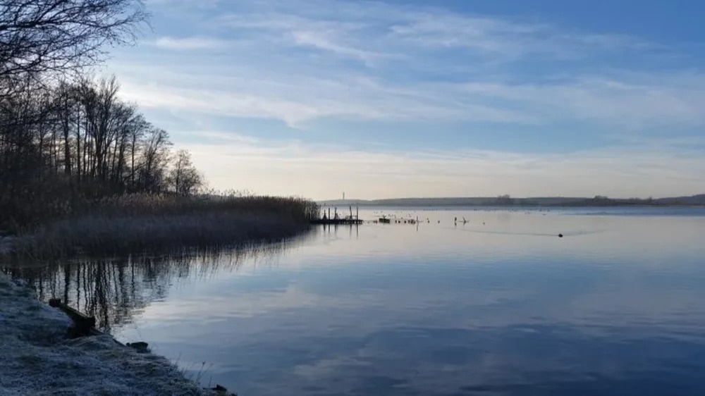 Relógio inteligente salva homem após acidente em lago na Alemanha — Apple Watch ajuda a salvar homem após acidente em lago na Alemanha, ativando emergência e mobilizando operação de resgate.