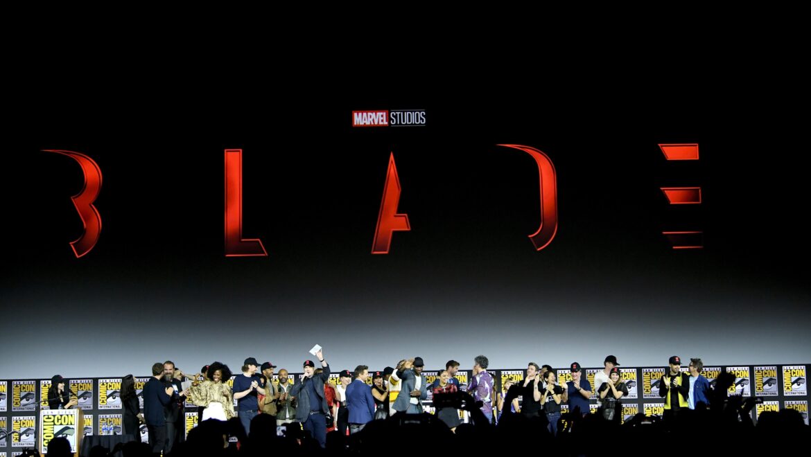 Roteirista de Blade questiona demora no reboot da Marvel — Roteirista da trilogia Blade aborda atraso no reboot do MCU, deixando fãs ansiosos por novidades sobre o caçador de vampiros.