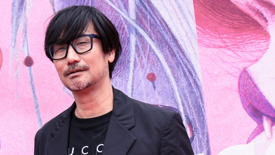 Hideo Kojima esclarece polêmica após foto deletada com cartunista italiano — Hideo Kojima emite declaração oficial após controvérsia de foto deletada com cartunista italiano no Lucca Comics 2025.