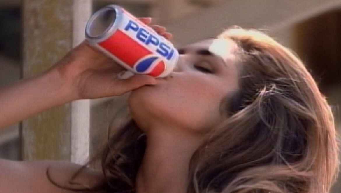 Malevola de Dispatch foi inspirada em um icônico comercial da Pepsi dos anos 90 — Malevola, de Dispatch, combina Cindy Crawford de um comercial da Pepsi dos anos 90 com a força de LeanBeefPatty.
