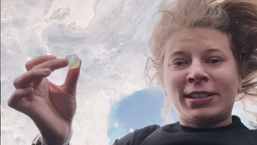 Dado flutuando no espa&ccedil;o durante a miss&atilde;o Fram2 de Rabea Rogge